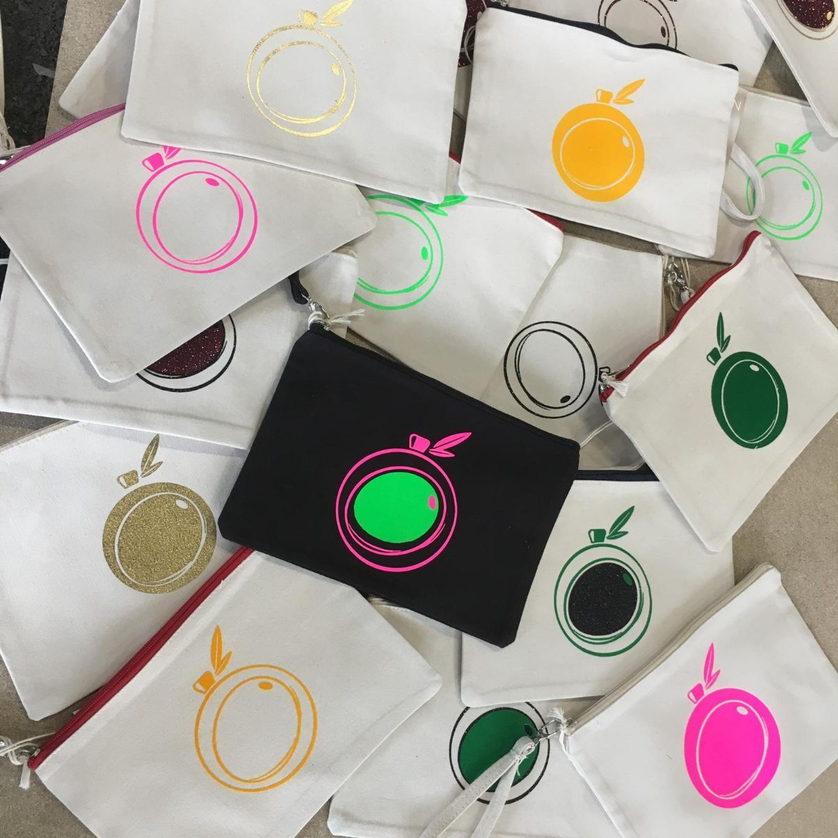 portamonete con zip e logo colorato