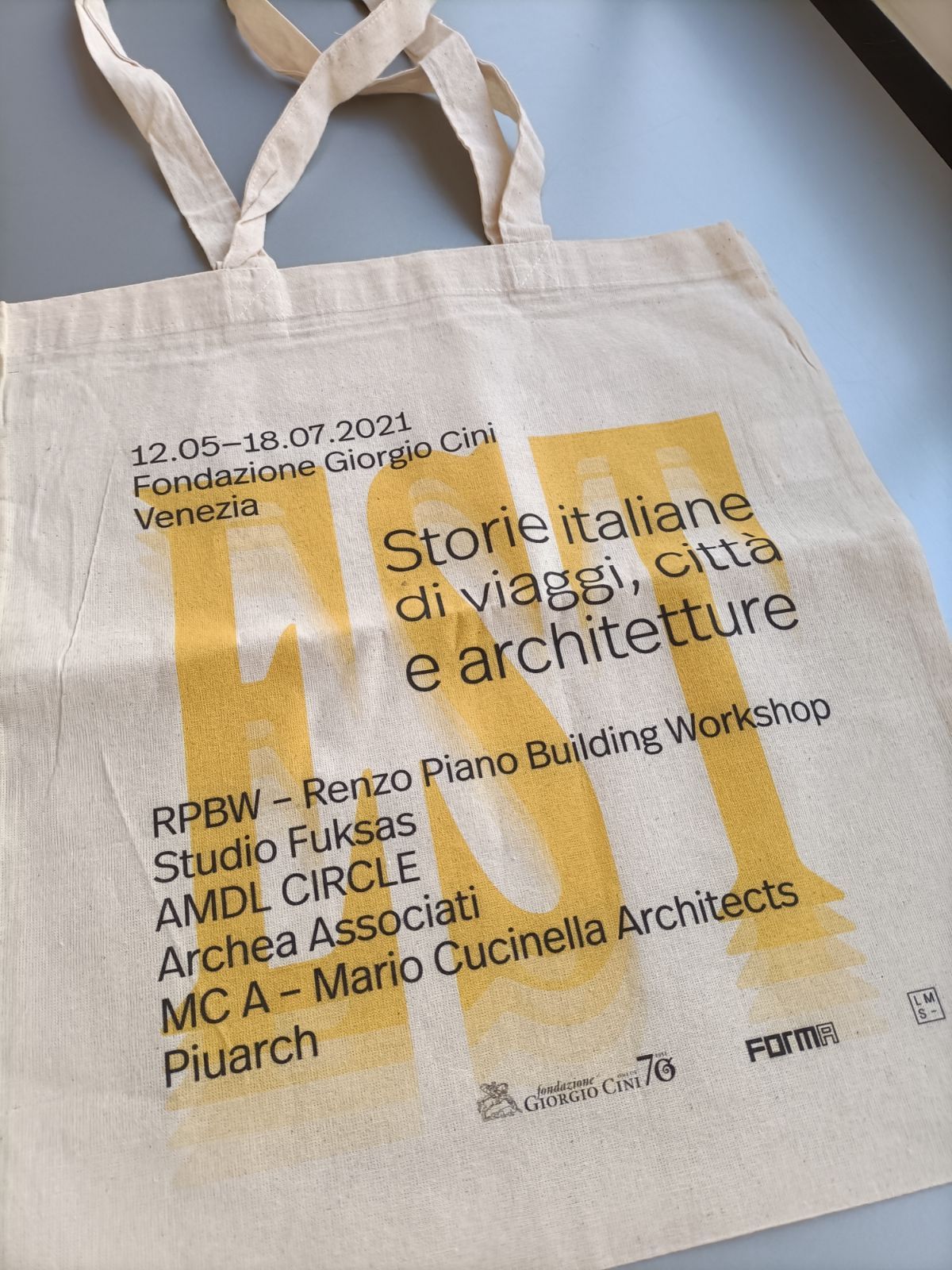shopper in tela con scritte e loghi