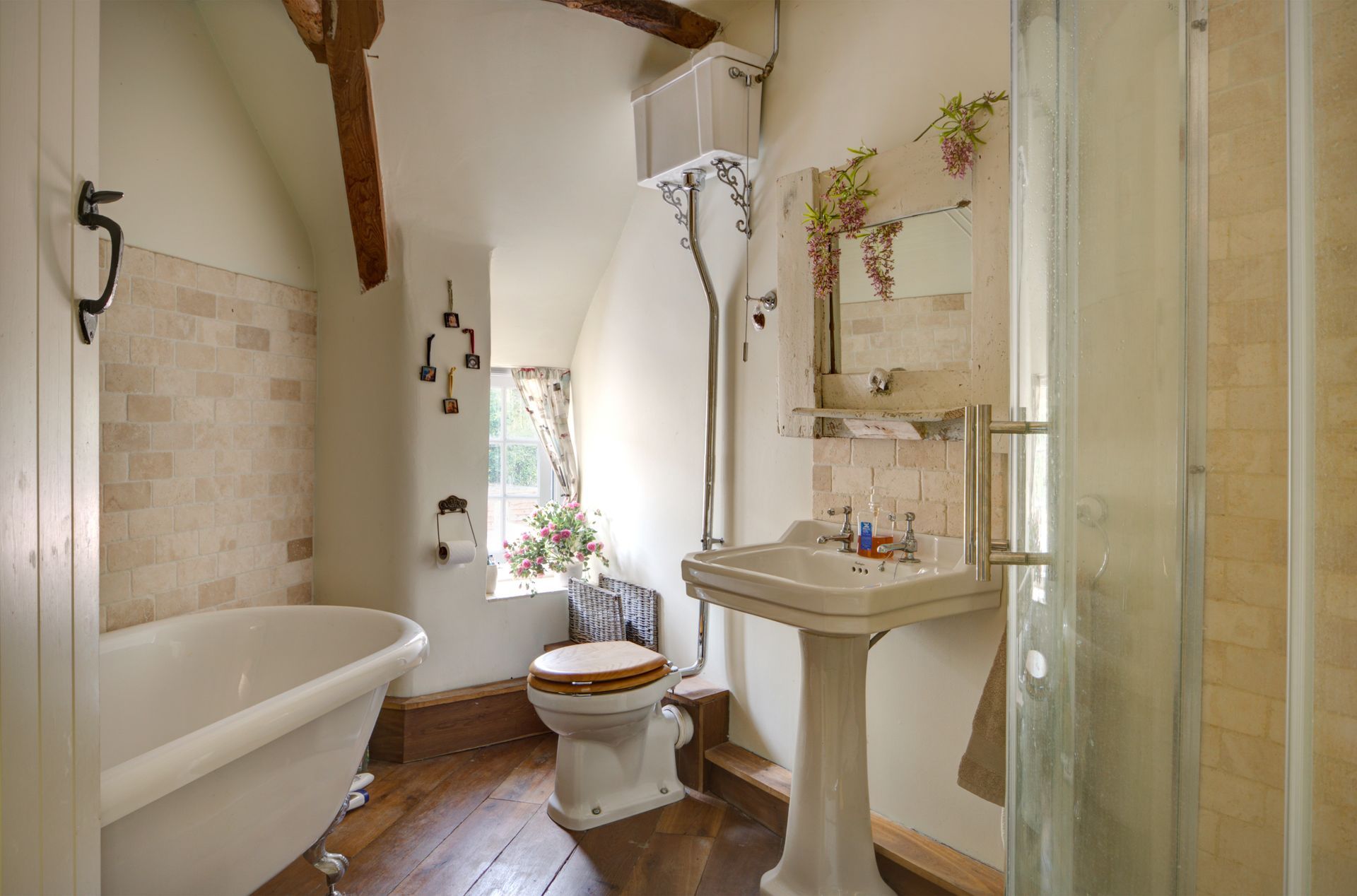 Ramblers cottage bathroom2