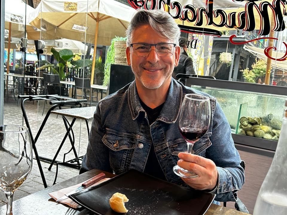 pisco sour cocktail served at a top LGBT-welcoming bar in Santiago's vibrant Bellavista
