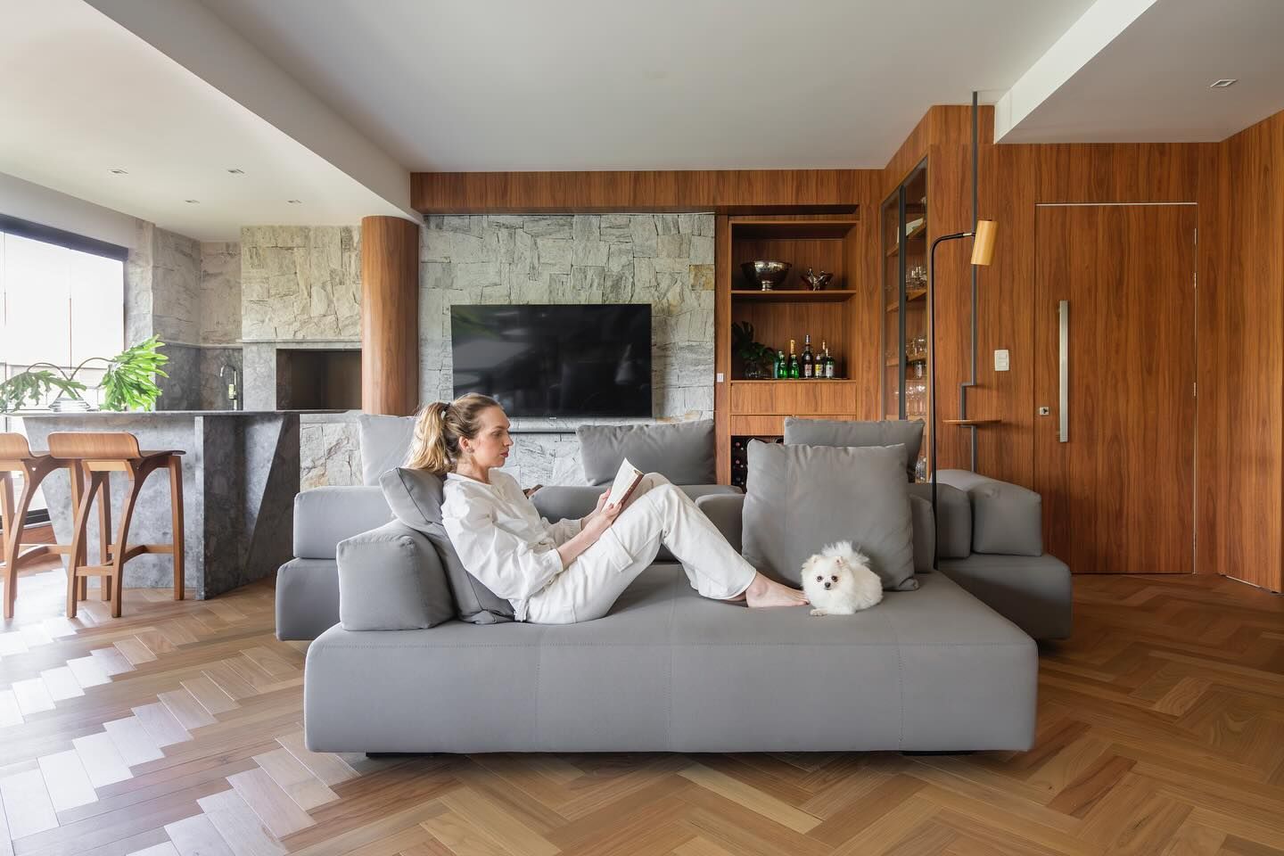 Sofá modular em ambiente residencial contemporâneo