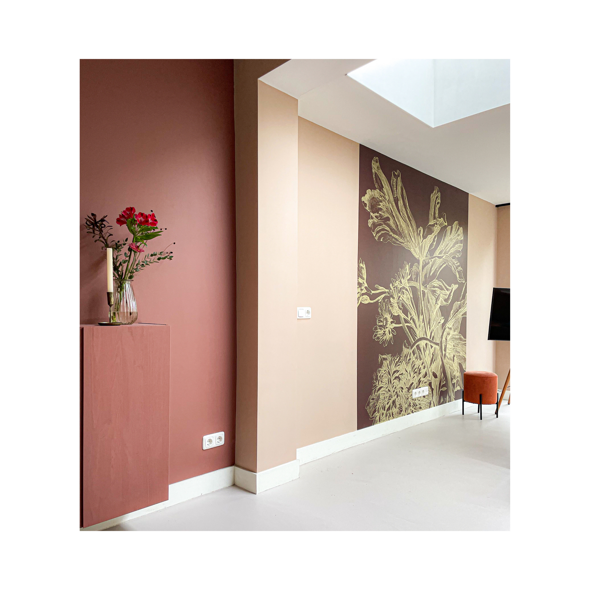 Wand met twee verschillende muurkleuren en behang.