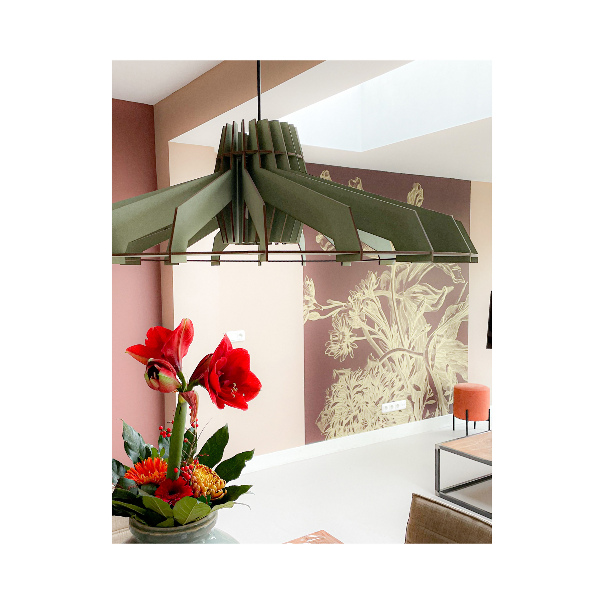 lamp met daarachter een wand voorzien van behang van KEK Amsterdam.