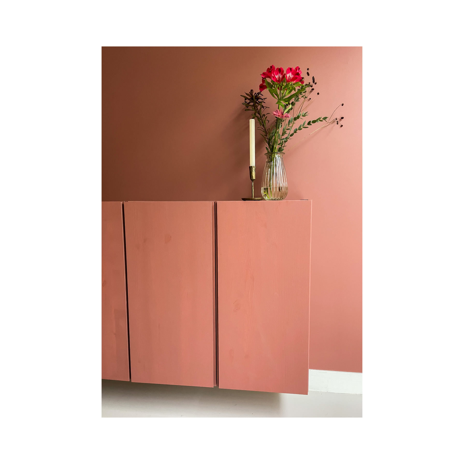 Wandkast in dezelfde kleur geverfd als de muur.