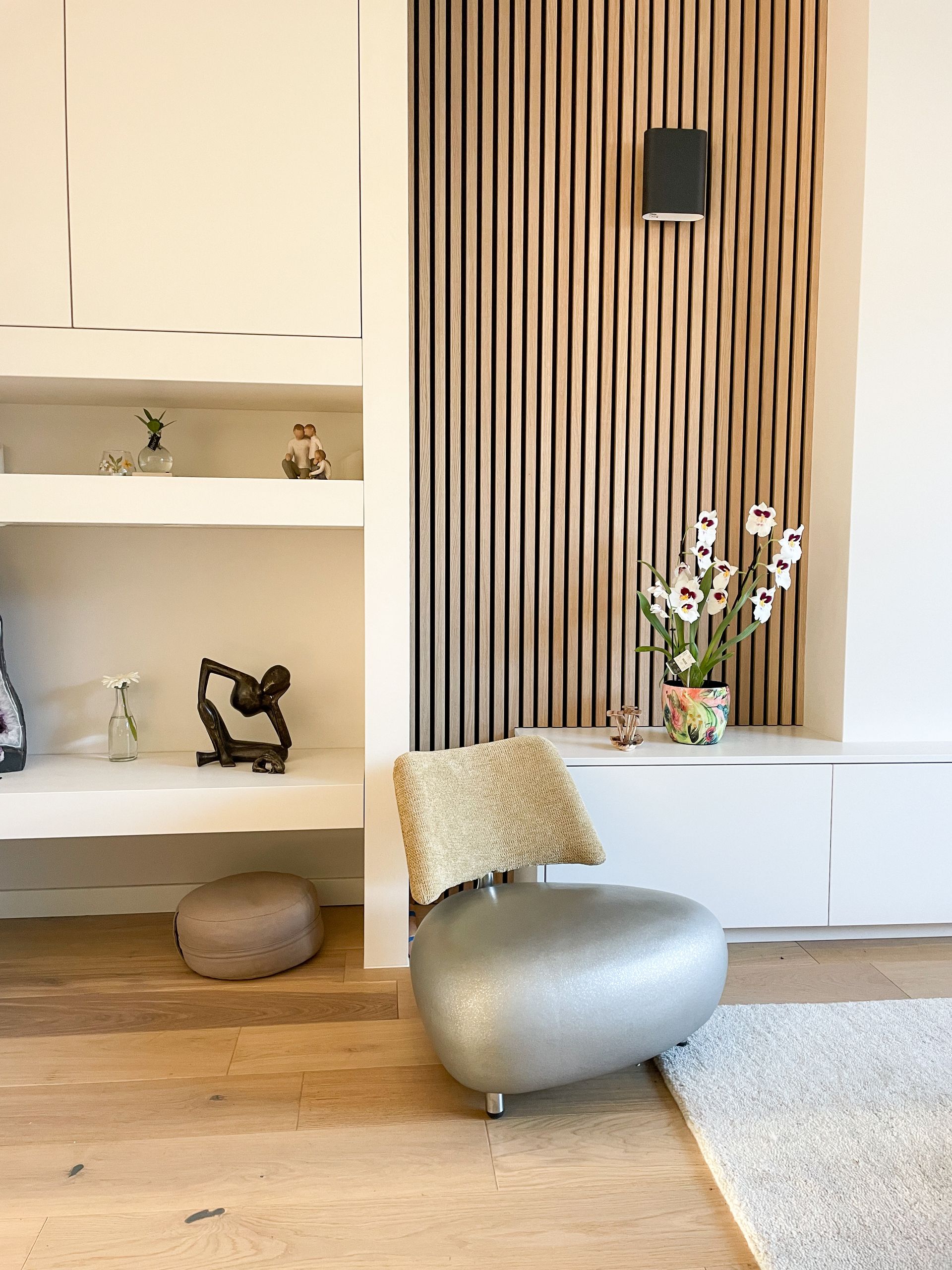 Wandmeubel, op maat ontworpen en gemaakt met daarvoor een fauteuil van Leolux waarbij de rugleuning een nieuwe stof gekregen heeft. 