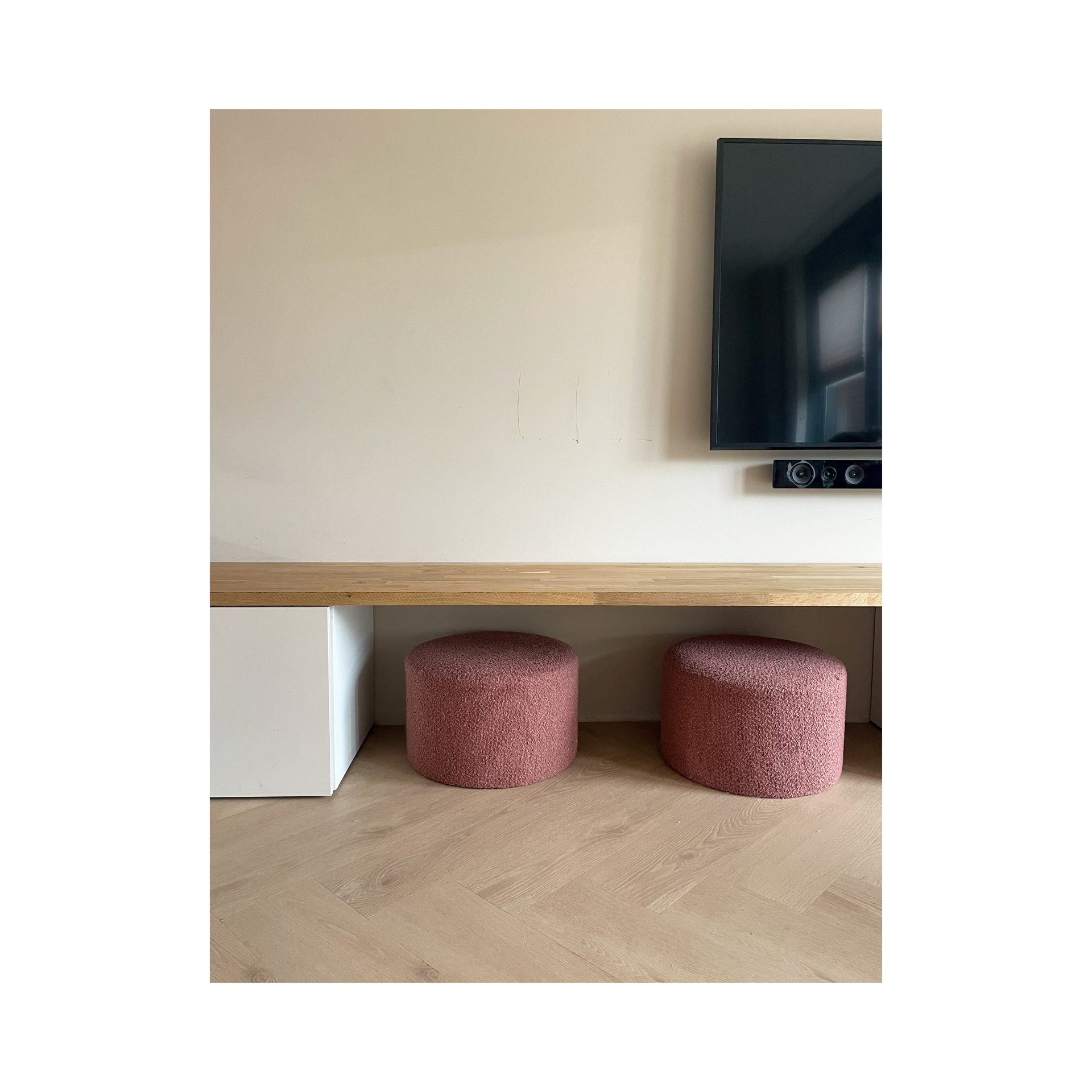 Een zitbank bij de eettafel die doorgetrokken is en ook gebruik wordt als tekentafel door de kinderen. 