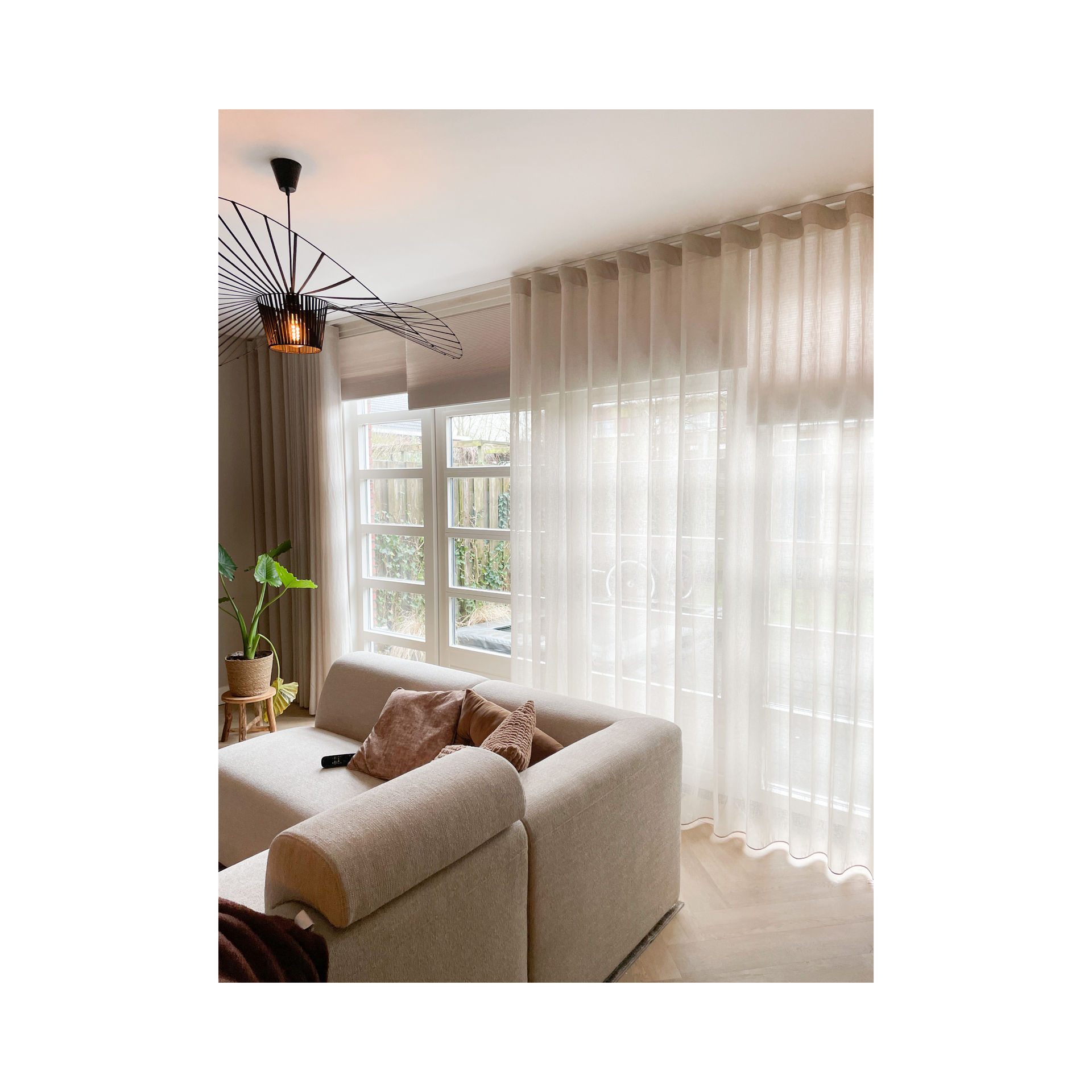 Woonkamer in beige en bruine tinten met bank van By Sidde.