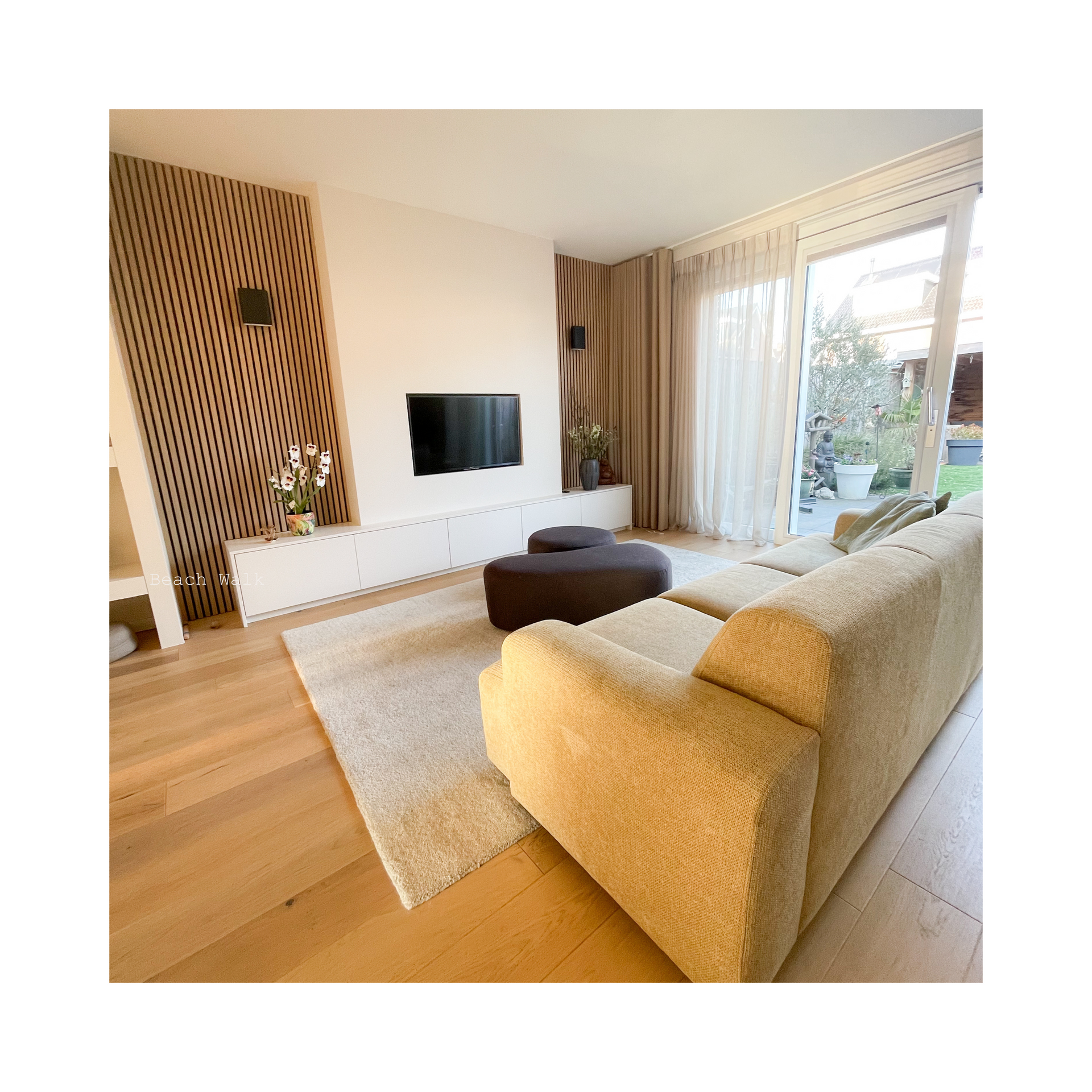Een woonkamer met een bank en een flatscreen-tv