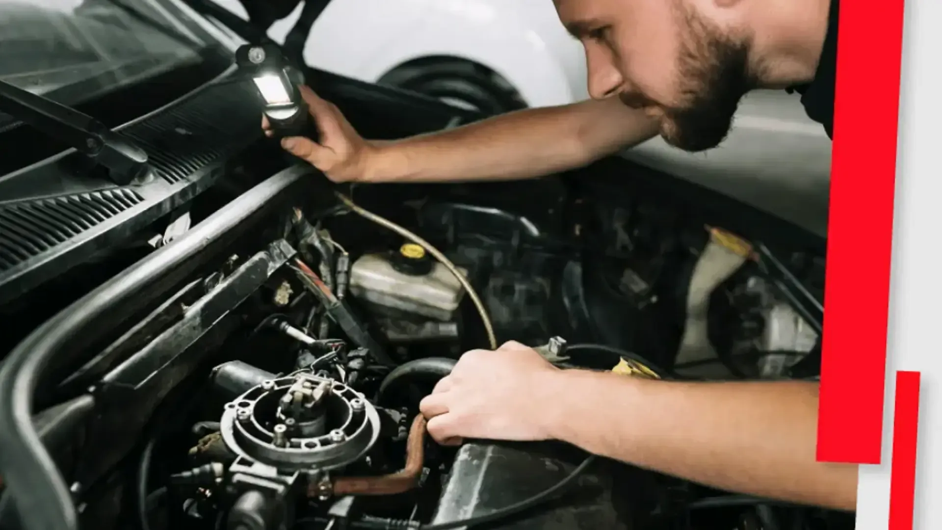 Mecánico inspeccionando el motor de un coche con una linterna bajo el capó.