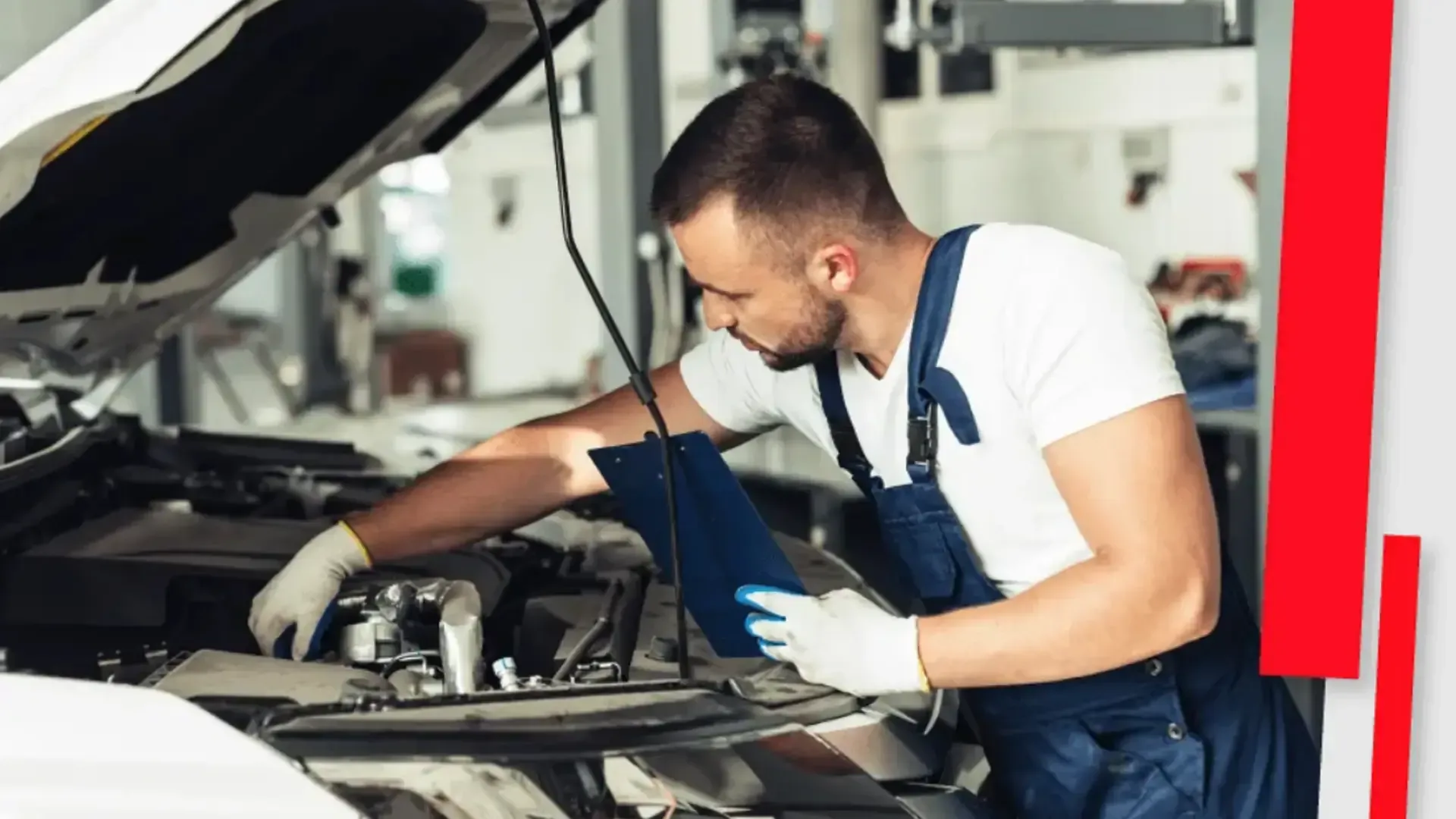 Mecánico con mono azul inspeccionando el motor de un coche en un garaje.