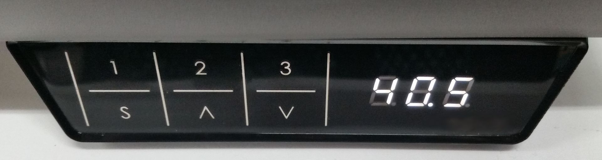 A digital display shows that the temperature is 9.8 degrees celsius