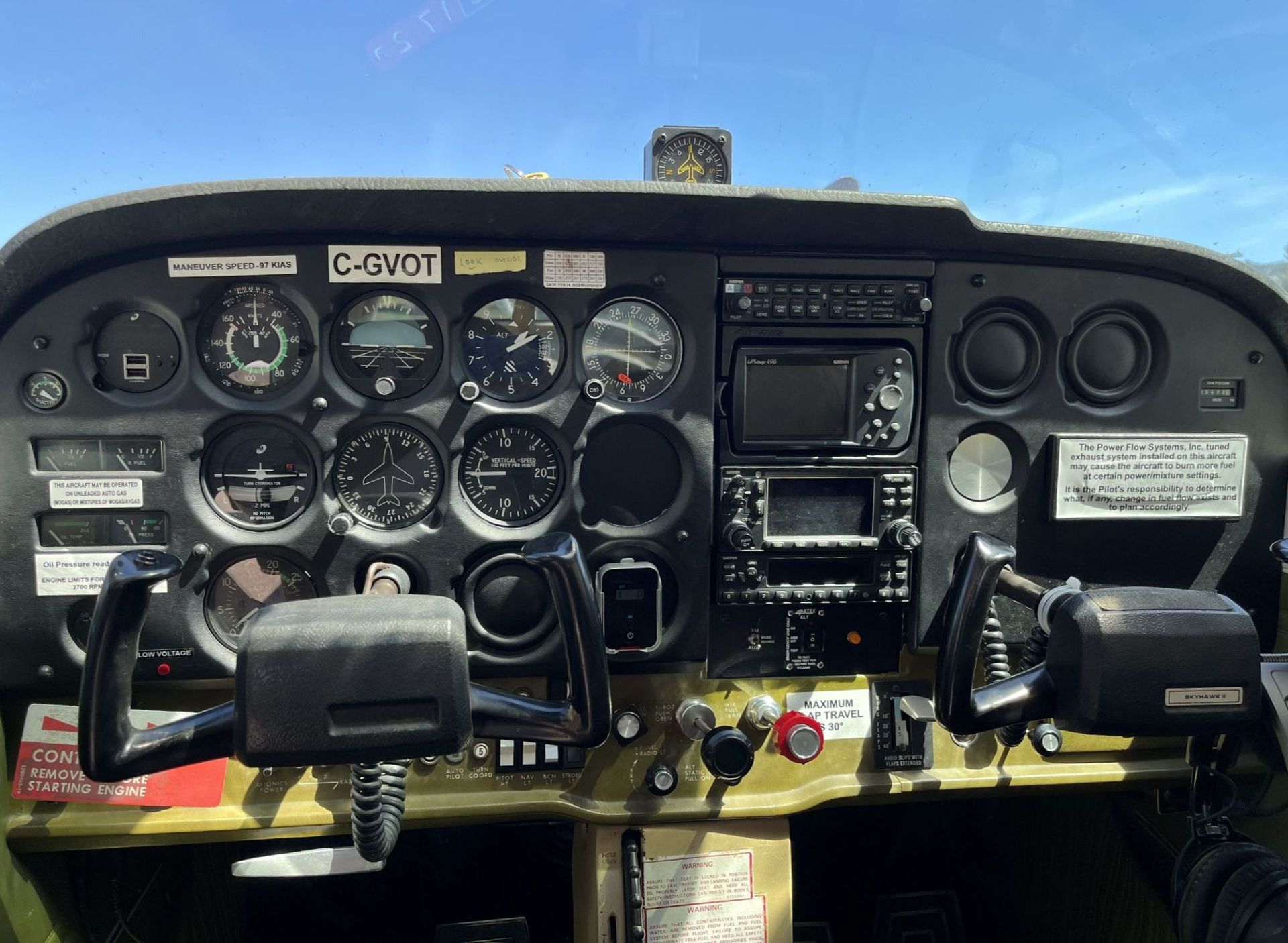 Airplane flight deck