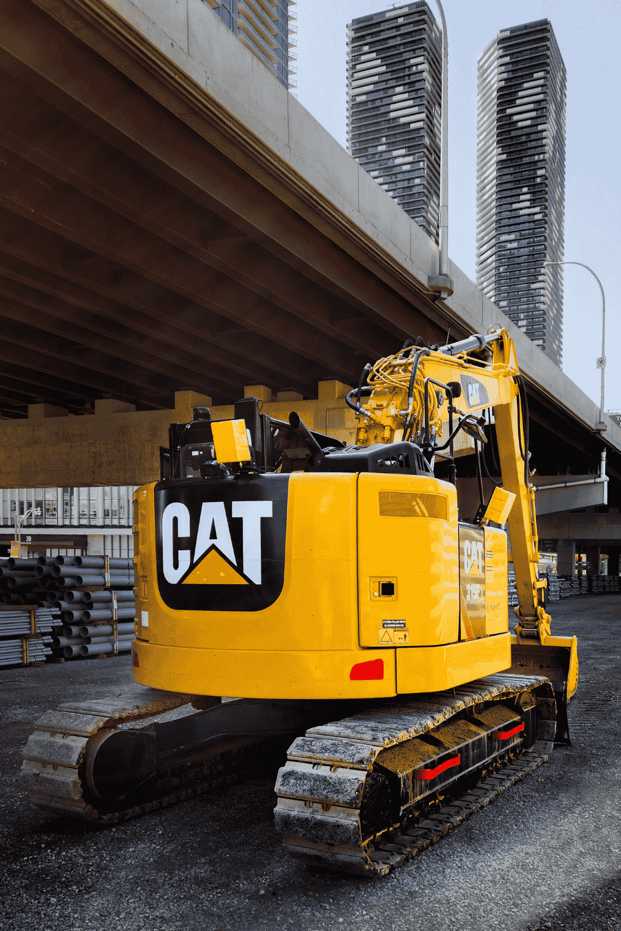 Green Sennebogen excavator at a construction site, equipped with SCAN~LINK Antenna