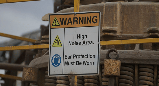 Warning sign for high noise area; ear protection must be worn.