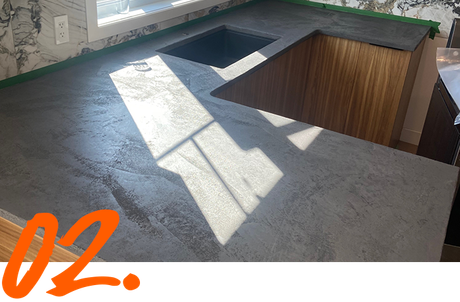 Un comptoir de cuisine avec le numéro 02 en orange