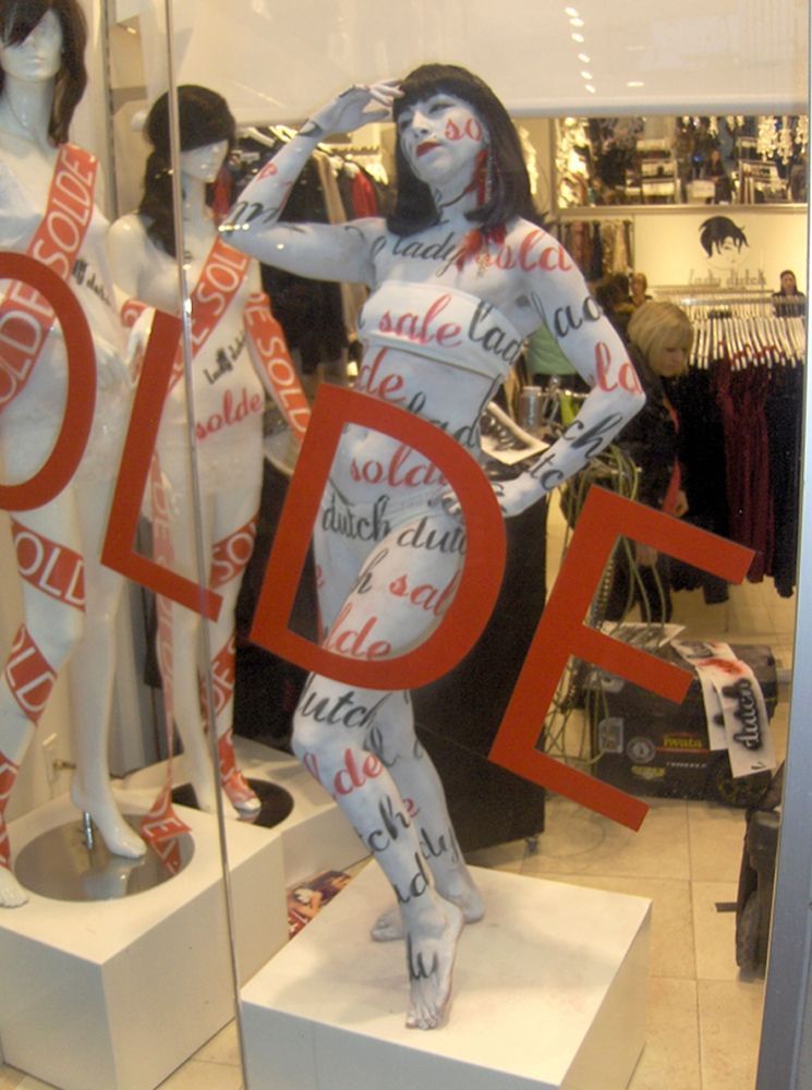 A mannequin in a store with the word solde on it