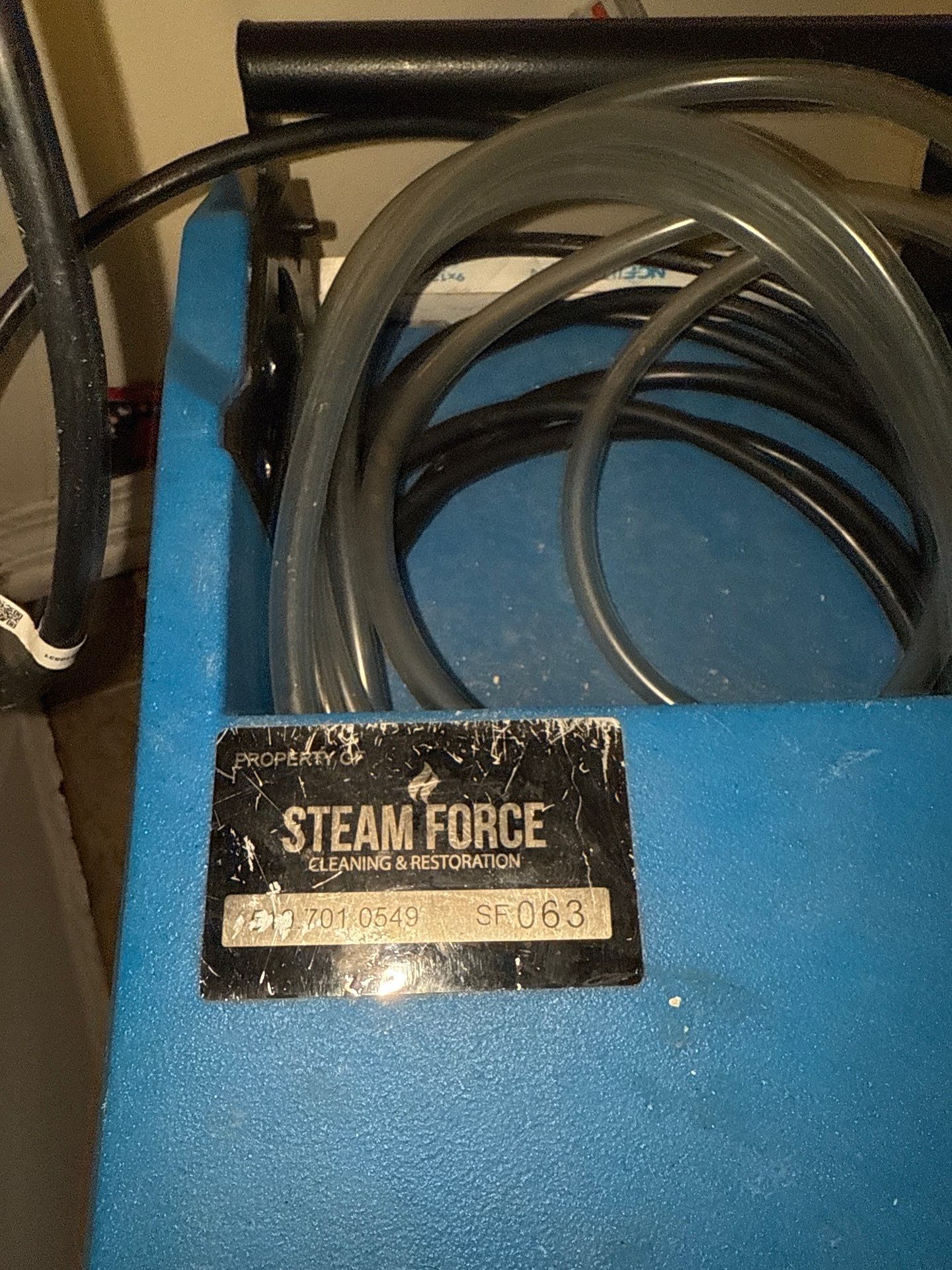 A blue box with a label that says steam force