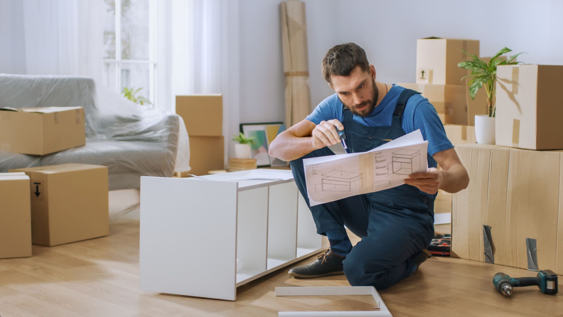 Mover reading instructions to assemble furniture