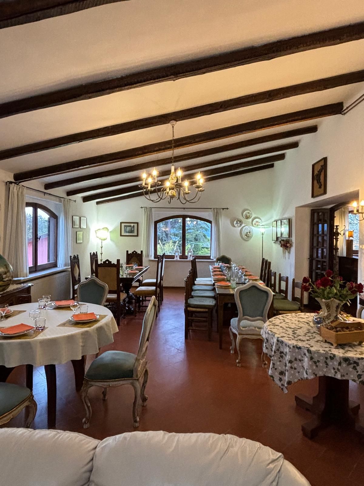 Tavolo da pranzo apparecchiato con cibo e bevande in una stanza ben illuminata.
