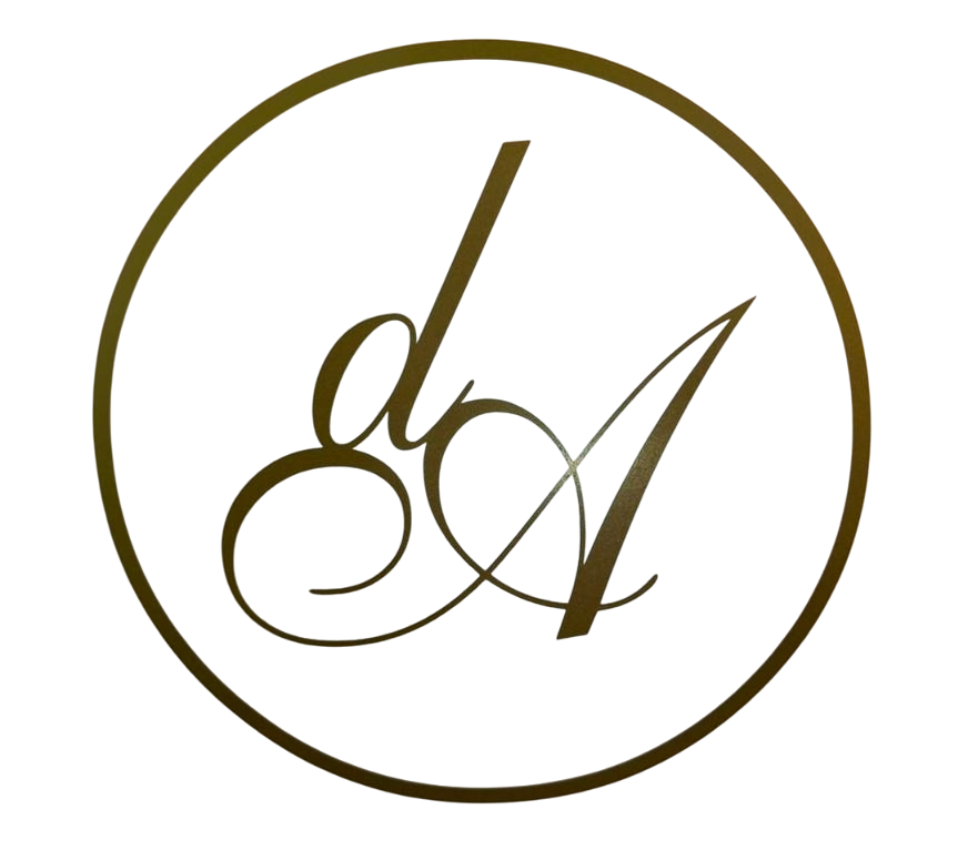 Monograma dorado en círculo: 