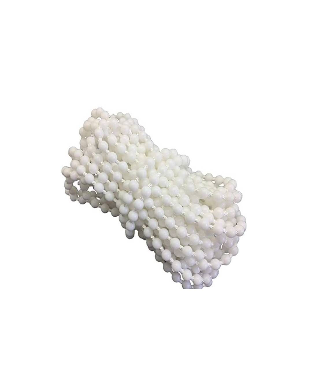 Pulsera o brazalete de cuentas blancas sobre un fondo blanco liso.