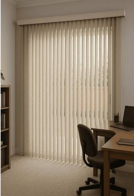 Sala de estar luminosa con persianas verticales beige, sofá, silla, planta y luz solar que proyecta sombras rayadas.