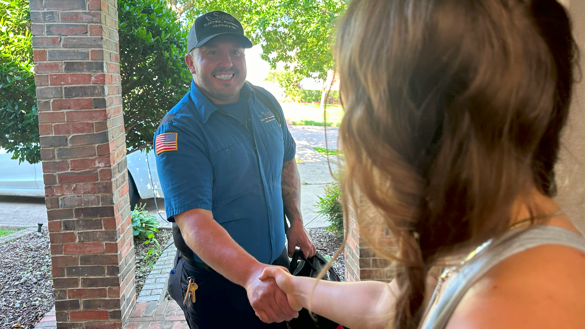 Plumber in Mesquite, TX shaking hands with Mesquite homeowner. 