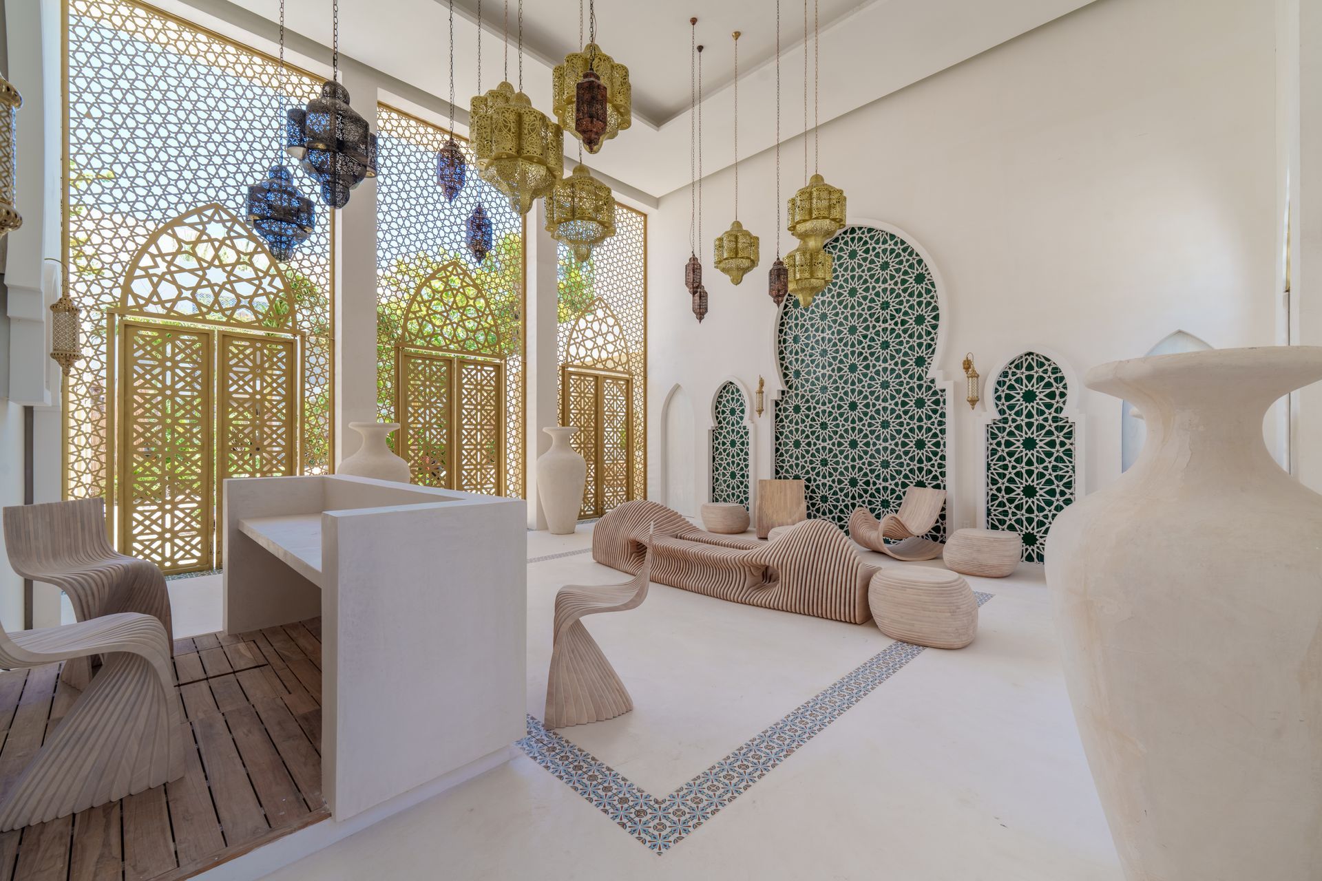 Elegante interior con linternas ornamentadas, paredes estampadas, paredes blancas y zona de estar.