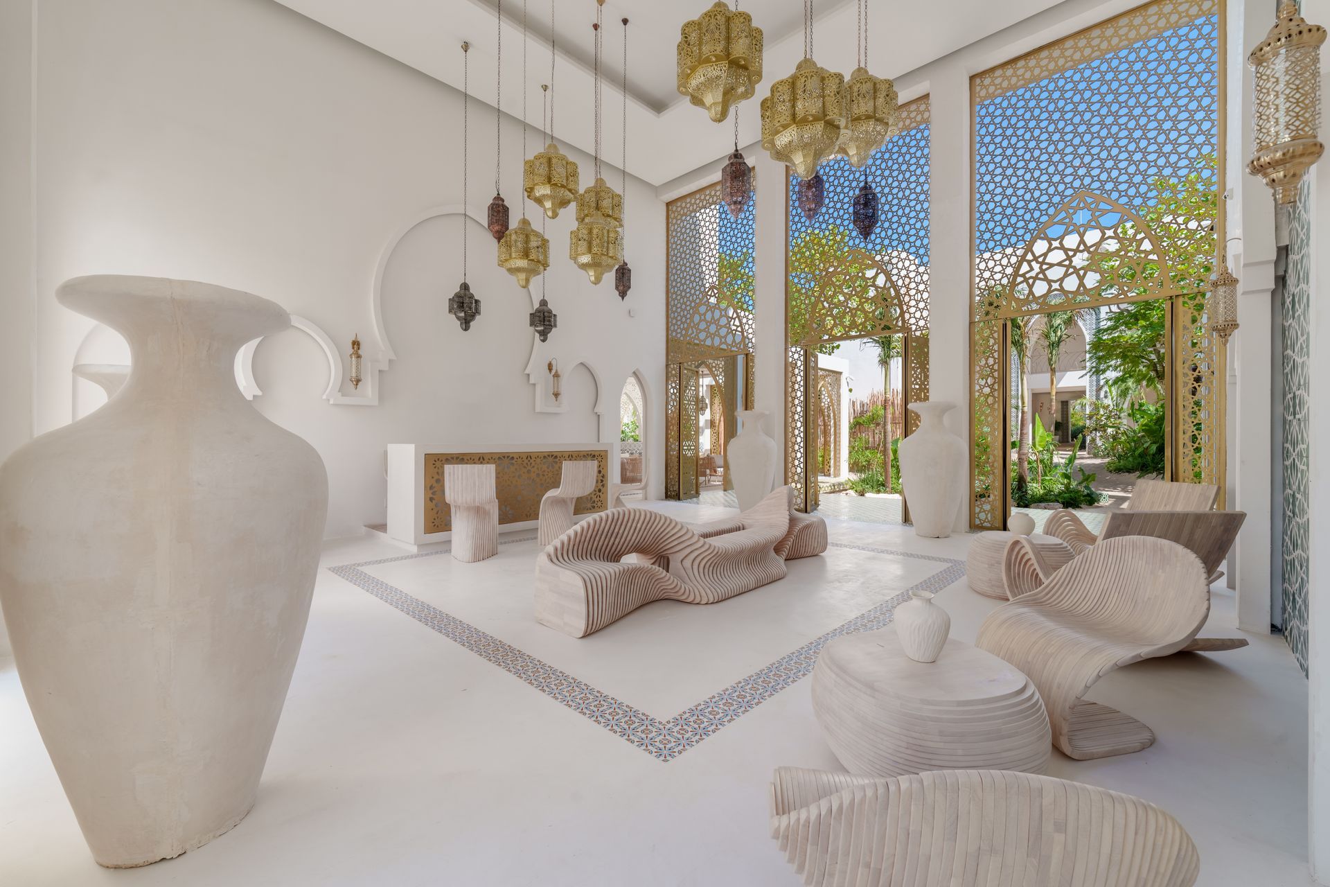 Sala de estar blanca y ornamentada con detalles tallados, faroles dorados y vista al exterior a través de mamparas decorativas.