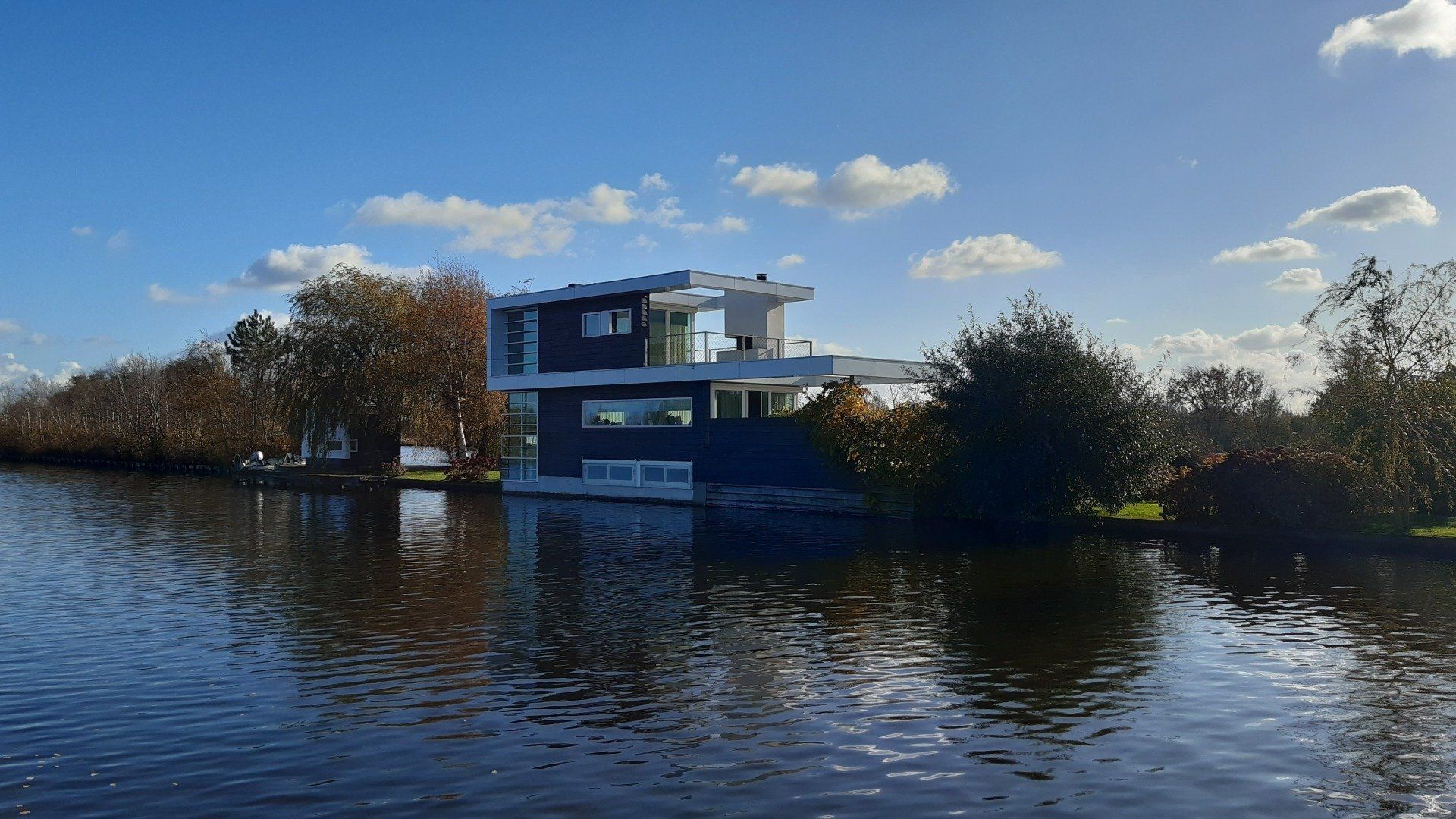 Moderne woning met twee verdiepingen, gelegen aan een waterweg. 