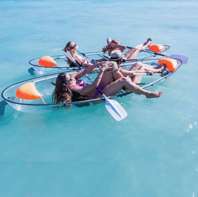 mensen genietend in een transparante kajak op de loosdrechtse plassen.