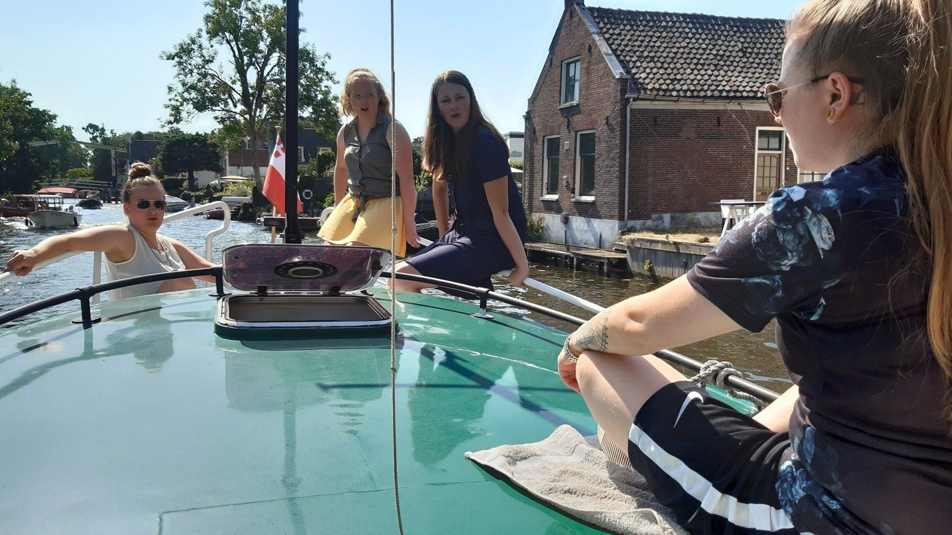 Mensen maken een boottocht over een rivier, vlakbij een gebouw.