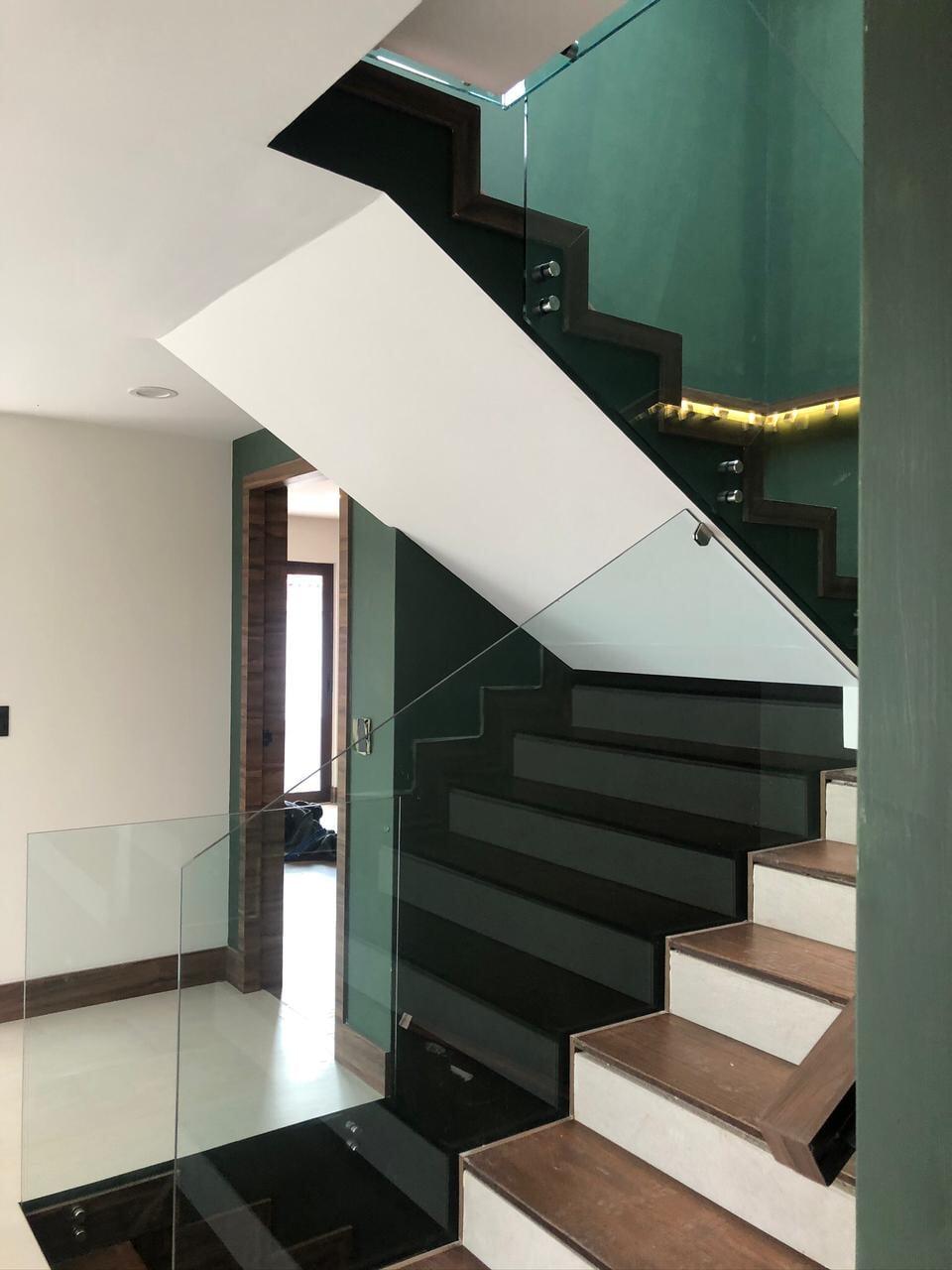 VIDRIOS Y ALUMINIO MEDINA-puerta fachada y vidrios para escaleras