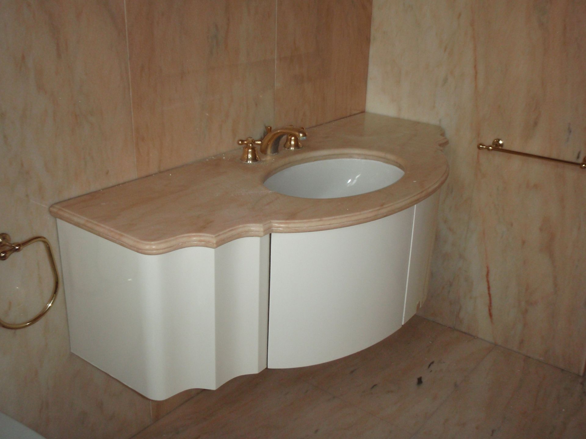 Rivestimenti per il bagno a Rimini in marmo