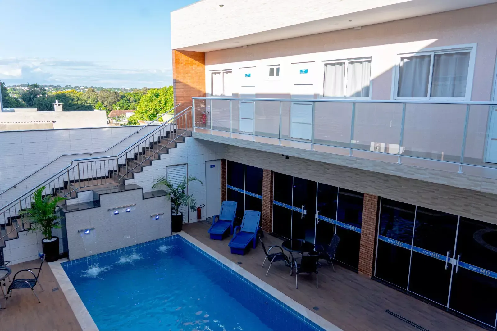 Uma vista aérea de uma grande piscina em frente a um hotel. MD Recanto Hotel