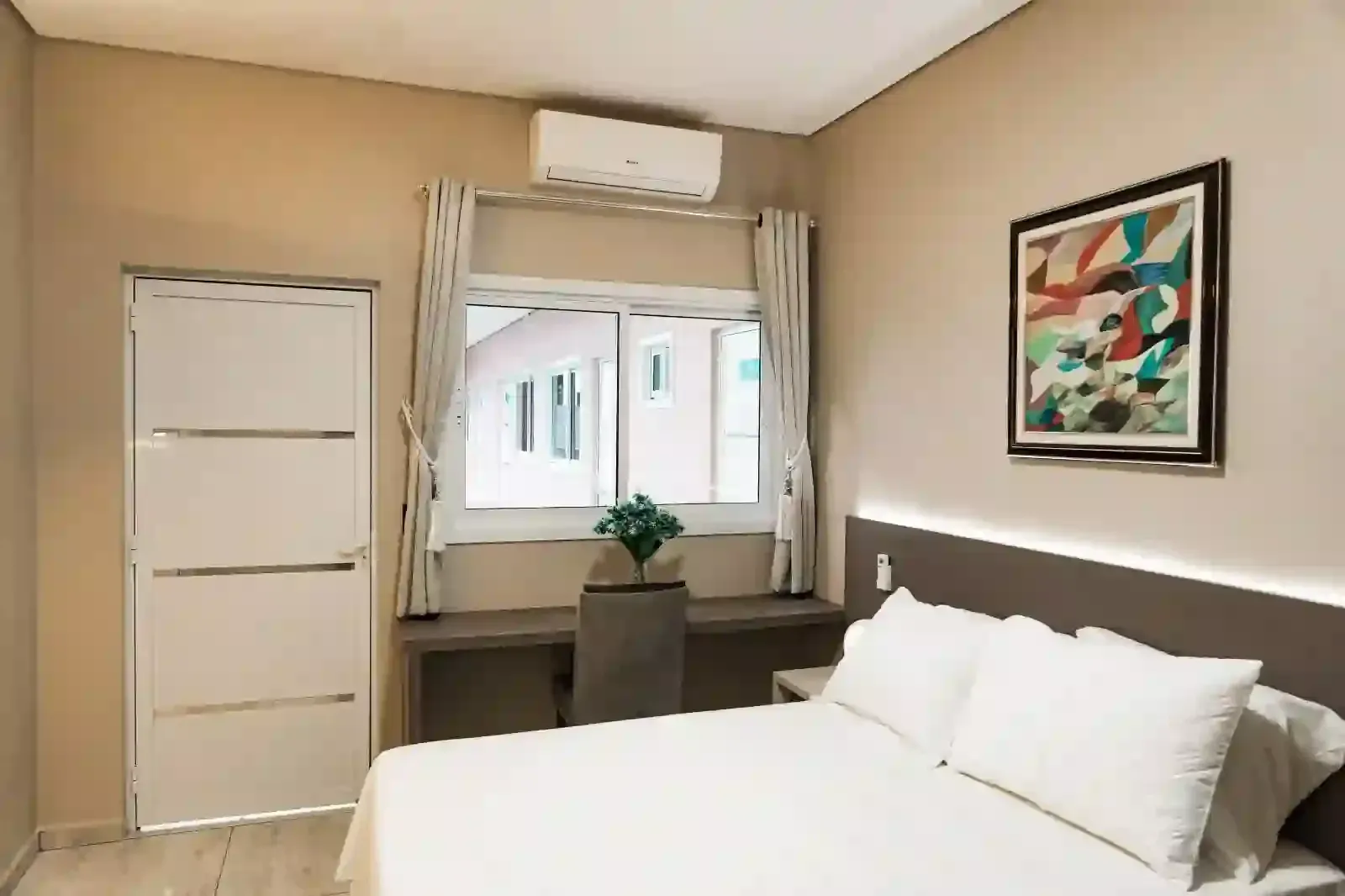 Um quarto com uma cama, escrivaninha e janela MD Recanto Hotel