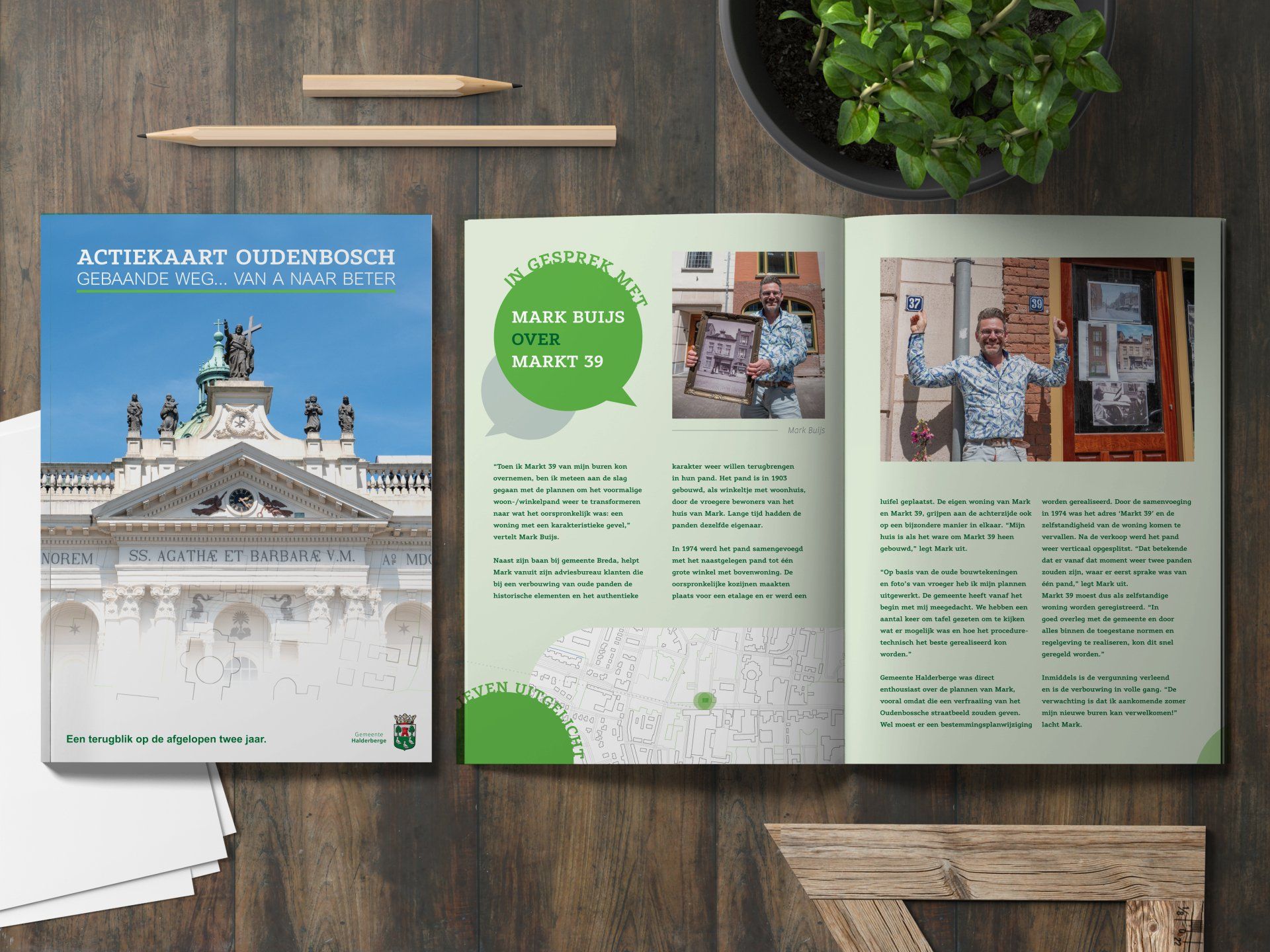 Een boek ligt open op een pagina met een afbeelding van een gebouw erop