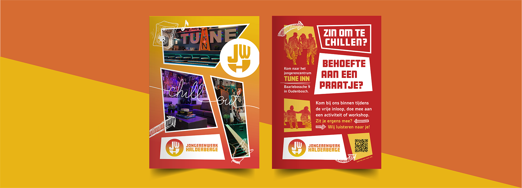 Twee flyers liggen naast elkaar op een geel-oranje achtergrond.