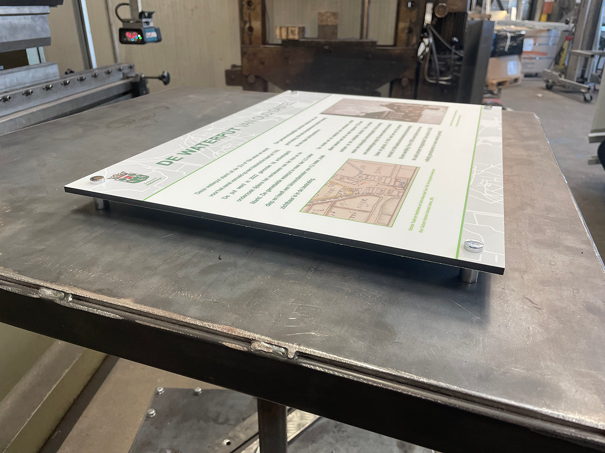 Er ligt een stuk papier op een metalen tafel.