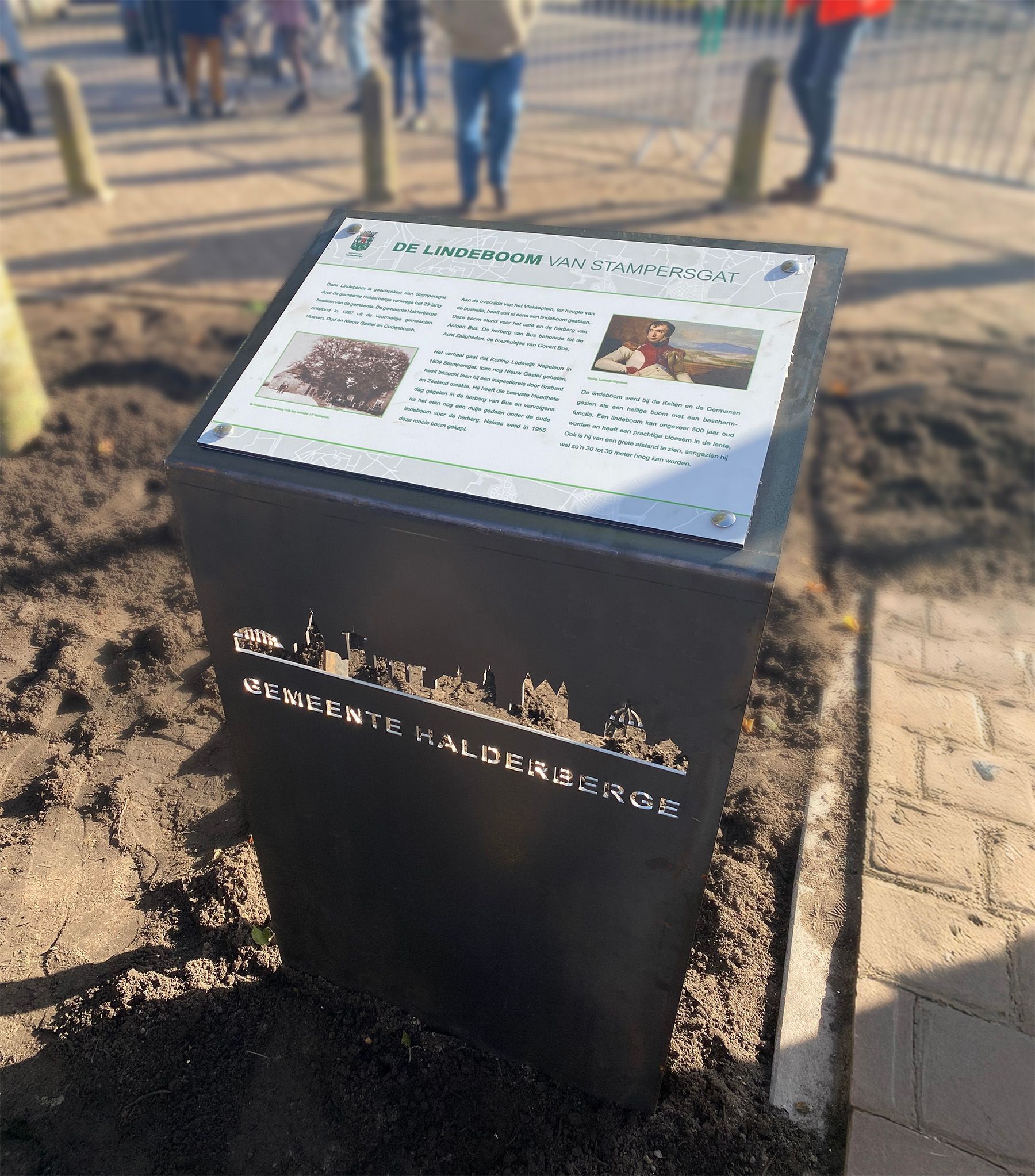 Een bord bovenop een zwart blok met de tekst 'monument' erop