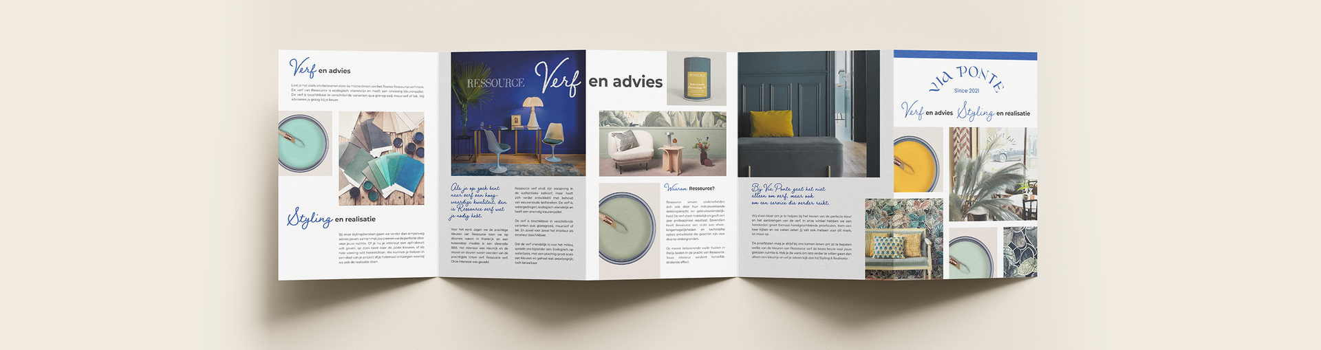 Een stapel brochures die op een tafel liggen.