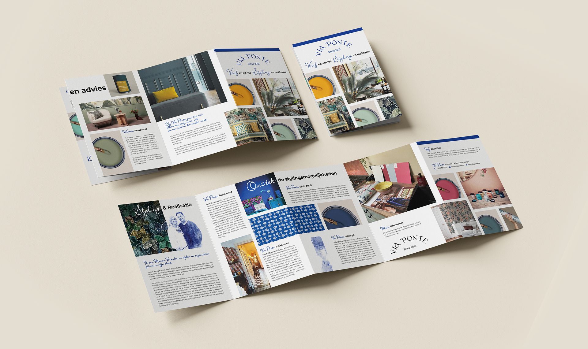 Een paar gevouwen brochures bovenop elkaar op een tafel.