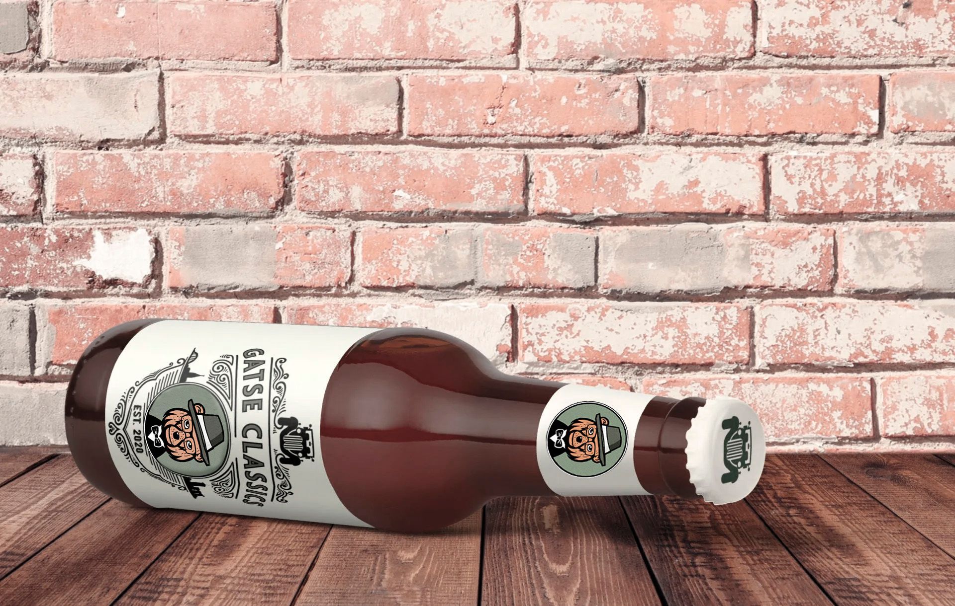 Een fles bier ligt op een houten vloer voor een bakstenen muur
