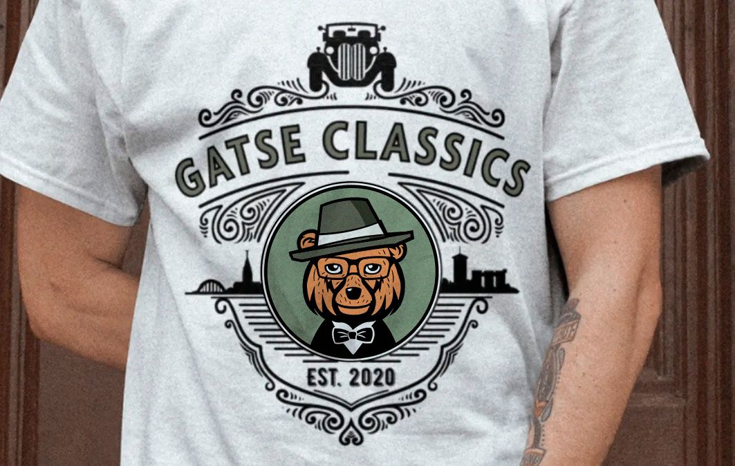 Een man draagt een t-shirt met een vos in een hoed en vlinderdas.
