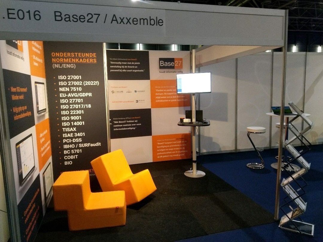 Een stand voor een bedrijf genaamd base27 axsemble