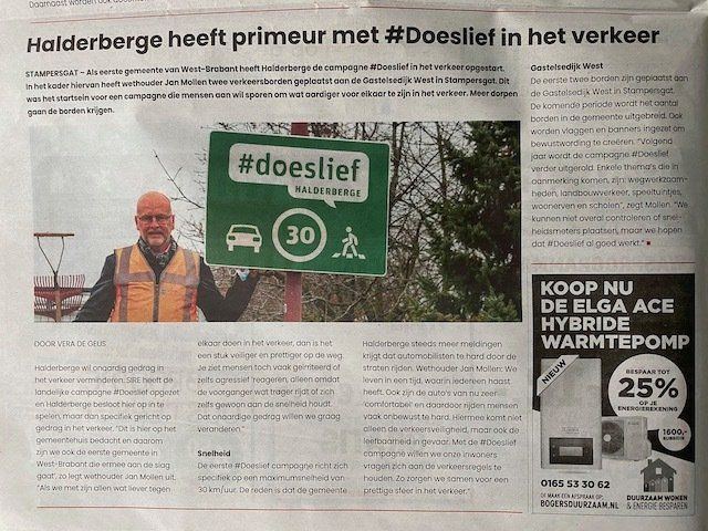 Een man houdt een bord vast met de tekst #doeslief