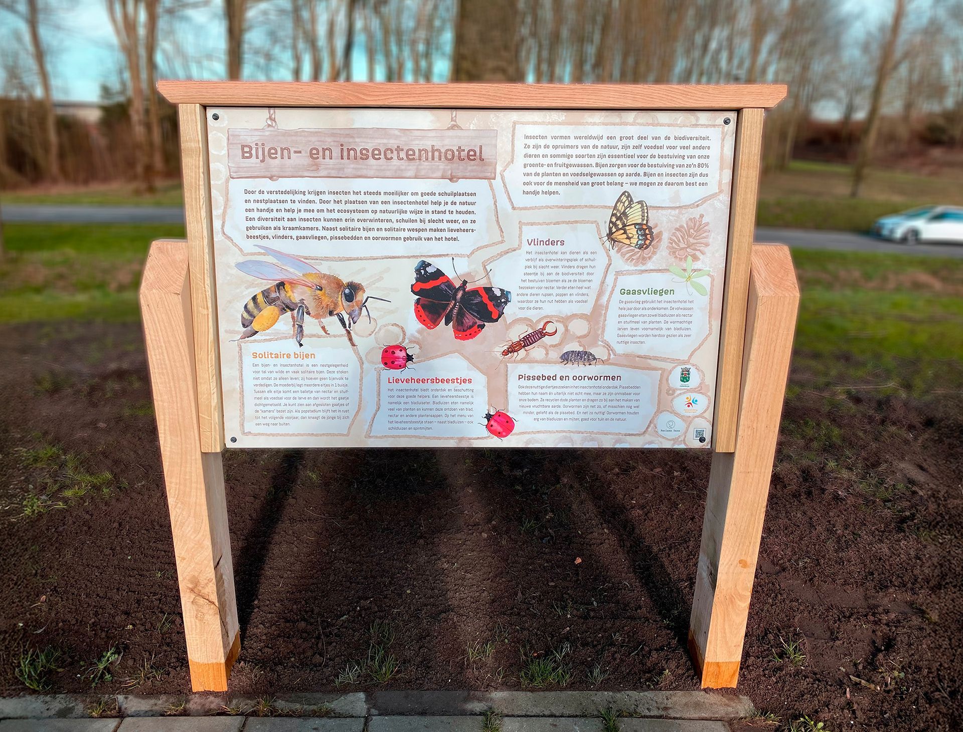 Een houten bord met een afbeelding van bijen en vlinders erop