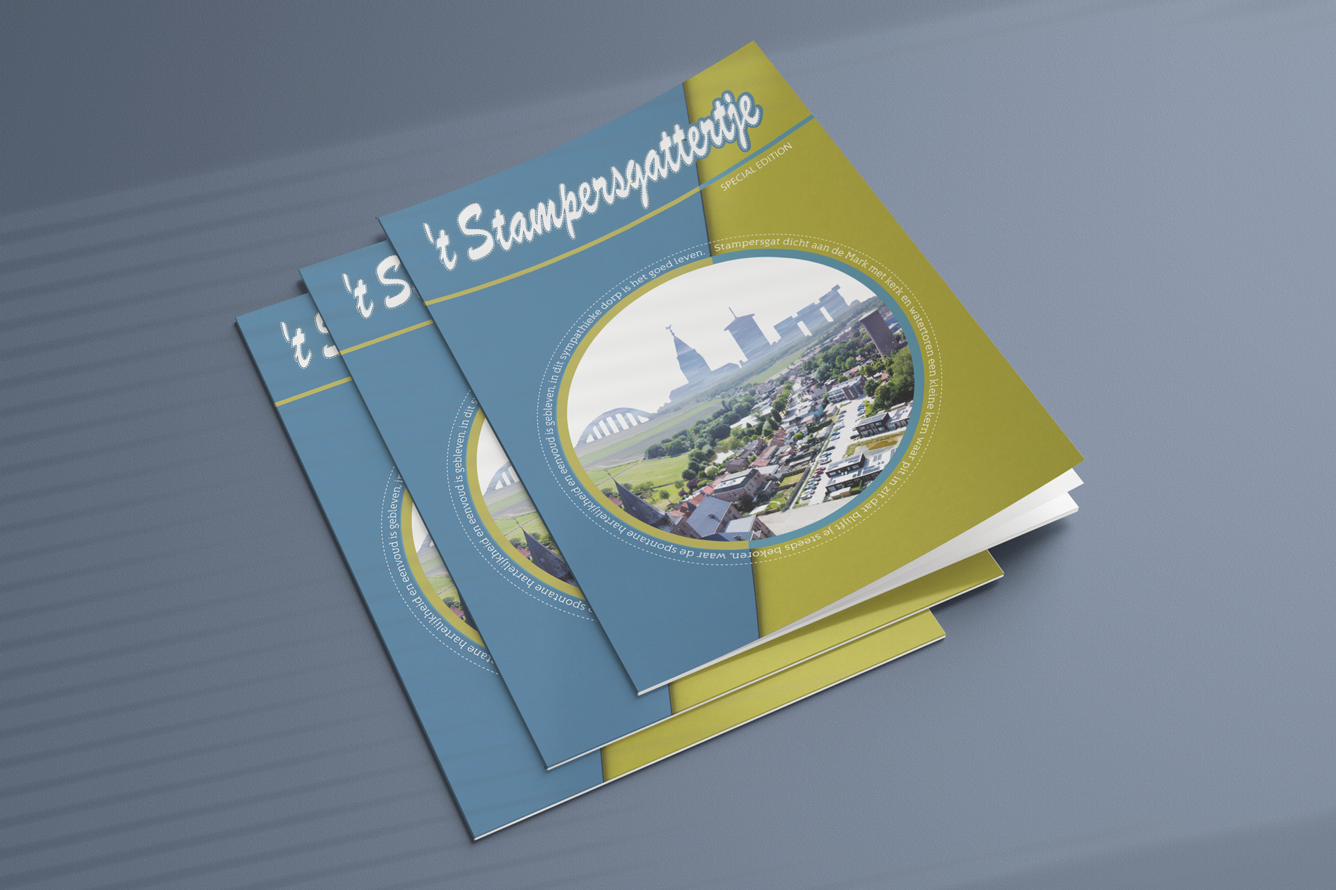 Drie brochures liggen op een tafel op elkaar gestapeld.
