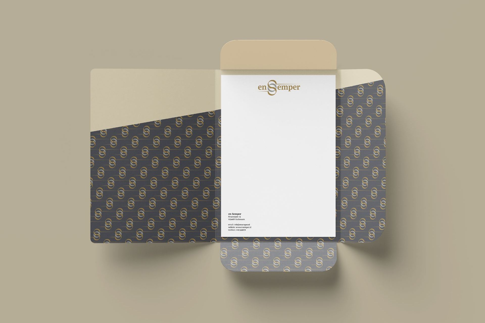 Er zit een stukje papier in een envelop.