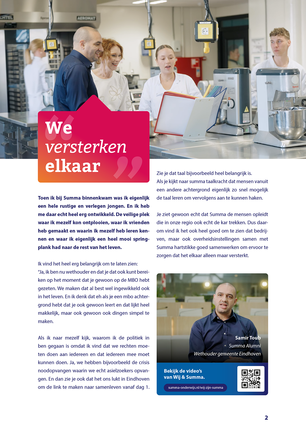 Mensen praten in een winkel, met een roze spandoek met de tekst 